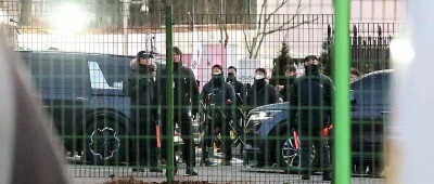 韩国调查机关人员同总统警卫部门正在对峙