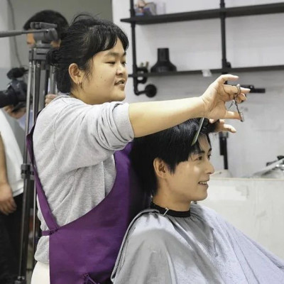 老顾客不光顾了？晓华理发店街道恢复宁静，她决定......