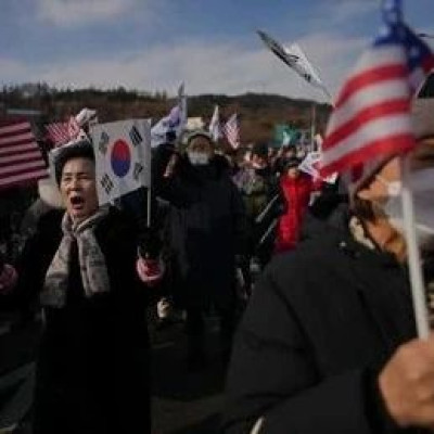 谁还在力挺尹锡悦？挥舞星条旗的韩版MAGA