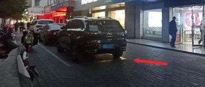 车辆停在正规停车位上被拖走，交警回应：领导让拖的