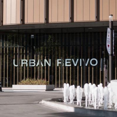 对话 UR 创始人：中国快时尚出海，真正的突破还得去欧美丨小猎犬号