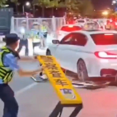 无牌宝马暴力冲卡？警方通报：17岁黄某已被抓获归案