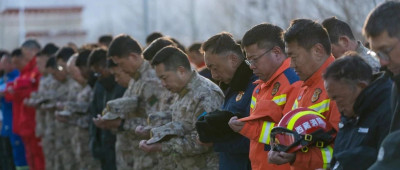 今天，他们向遇难同胞默哀！