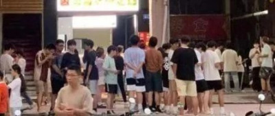 这个锅盔摊位排队上百米，几万网友都说想吃，啥情况？