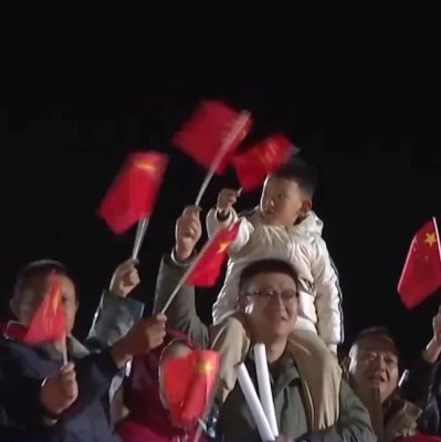 BBC：人们脸上贴中国国旗，大声歌唱