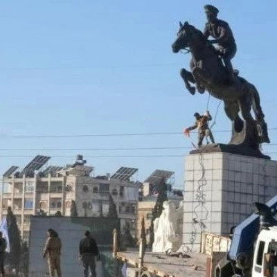 现场：叙总统兄长雕像被推倒，枪声密集