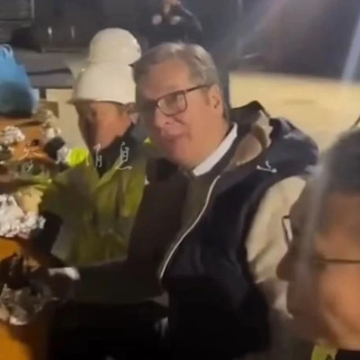 武契奇深夜给中国工人送夜宵