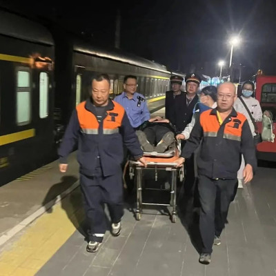 深夜12点，Z225次列车紧急停靠！