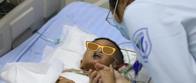 遭货车拦腰碾压的4岁男孩，被医生“拼”好了！