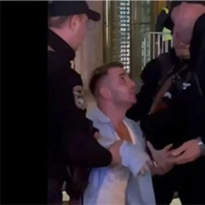 看个演唱会，散场时被抓了壮丁