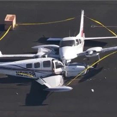 美两架小飞机相撞