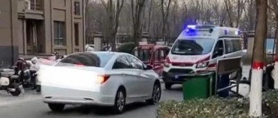 “救护车小区内受阻”，警方通报