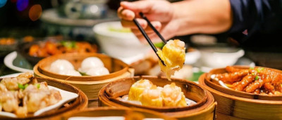 国庆热问｜网友国庆出游点10个菜只花100块，旅游吃饭怎么最省钱？