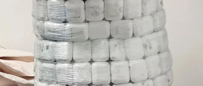 男子神色紧张，掀起衣服……100块“腹肌”？