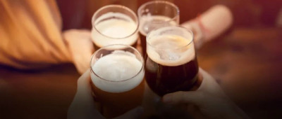 在「玄学酒吧」半醉半醒的年轻人