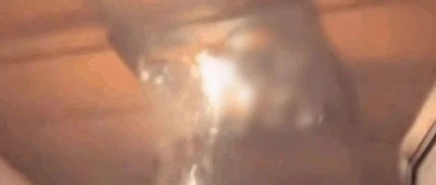 头顶掉火花！近期发生多起，洗澡时千万别做这件事……