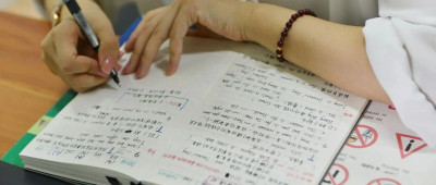 “滚远点”，中学班主任班级群里崩溃，谁的错？