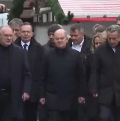 朔尔茨来到惨案现场，民众大喊：滚出去！