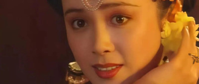 她的床上躺着三个政权的残骸