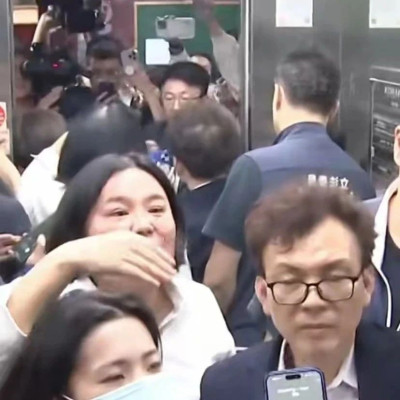 台立法机构再爆冲突，多人挂彩