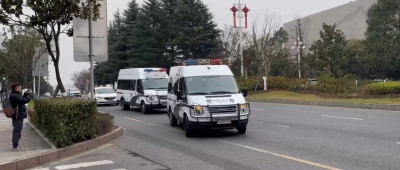 今日开庭！刚刚，人贩子余华英被押解到法院