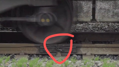 坐地铁和火车时听到的哐当哐当声，原来是经过了铁轨间的接缝处！