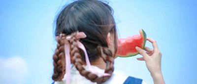 5岁男孩偷吃草莓，店员要求“90元一斤”赔钱，妈妈的做法让人称赞！