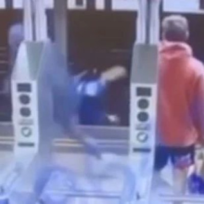 纽约男子等地铁时低头看手机，突然被人一把推下……