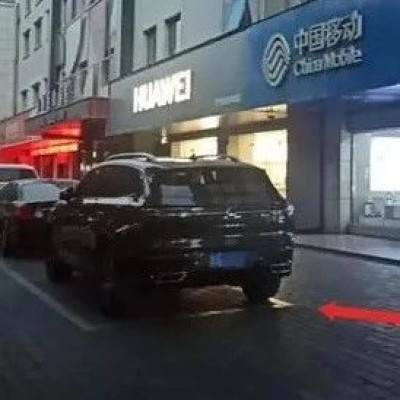 交警拖走正规停放车辆，称