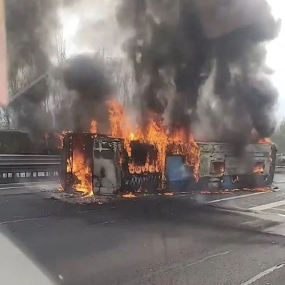 客车侧翻起火，载有大学生！警方通报