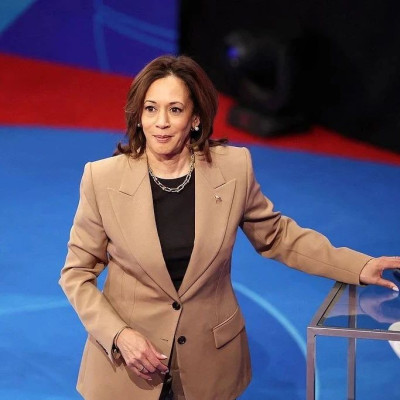 被问特朗普优点，哈里斯笑了