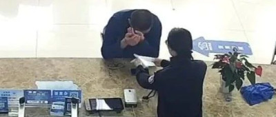 “原来我和妈妈长得这么像！我也是有妈妈的孩子了……”