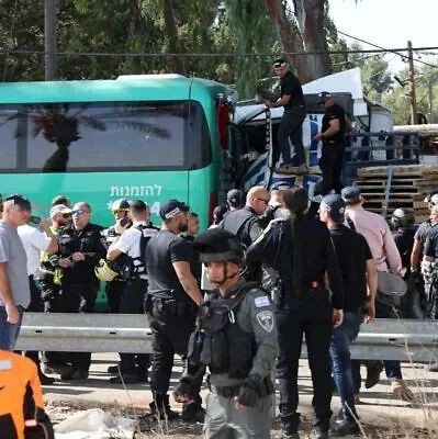 以色列突发！卡车冲撞公交站致数十人受伤，“卡车司机已被打死”