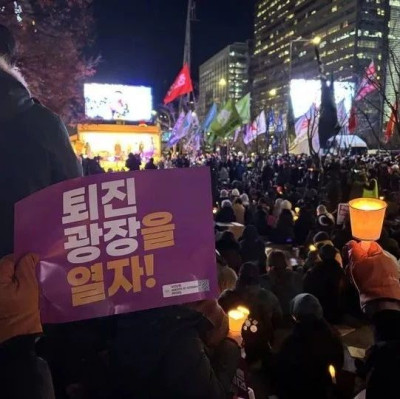 韩国上万民众集会，要求尹锡悦下台