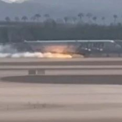 美国一客机降落时突然起火