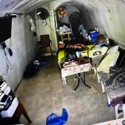 以军首次公布辛瓦尔地下隧道画面，纸巾上找到DNA样本