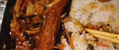 鱼香肉丝与照片严重不符？高校学生把店家告上法庭！