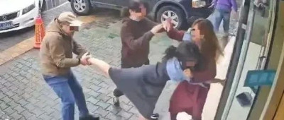 公职夫妻因挪车将女子打骨折，想40万私了？警方通报