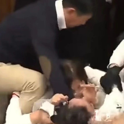 台立法机构又打起来了！