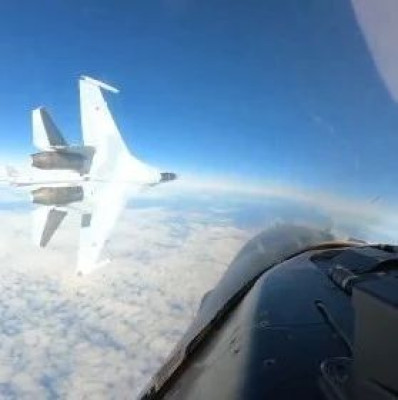 视频：俄军苏-35加速掠过美军F-16机头