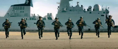 电影《红海行动》中的头盔道具，出自这位“80后”之手