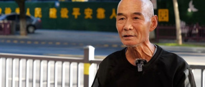 一个瓶子赚5分钱，拾荒老人28年捡到4万元全交了