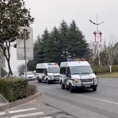 人贩子余华英，被押解到法院！