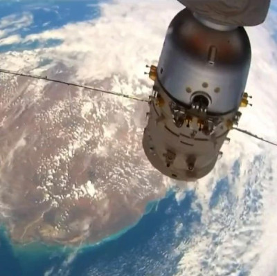 航天员，发回国庆礼物！