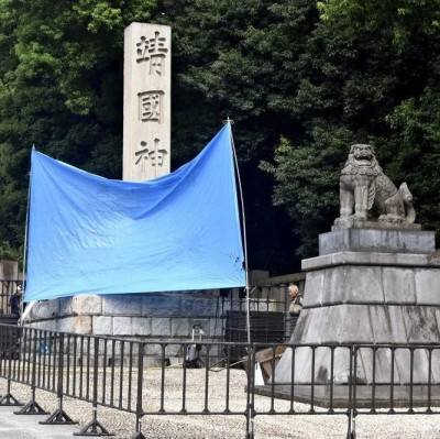 中国男子在靖国神社石柱涂鸦