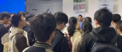 “I人”大学生，包车组团去求职