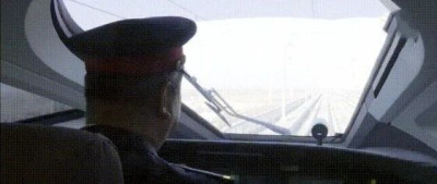 “师傅你车速太快了！”司机：还能更快！