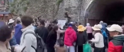 老人在城墙上撒钱，引大量游客抢夺？当地回应