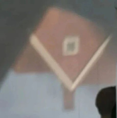 大晚上的，邻居家的屋顶出现自家墙壁上，还是倒过来的？