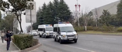 人贩子余华英，被押解到法院